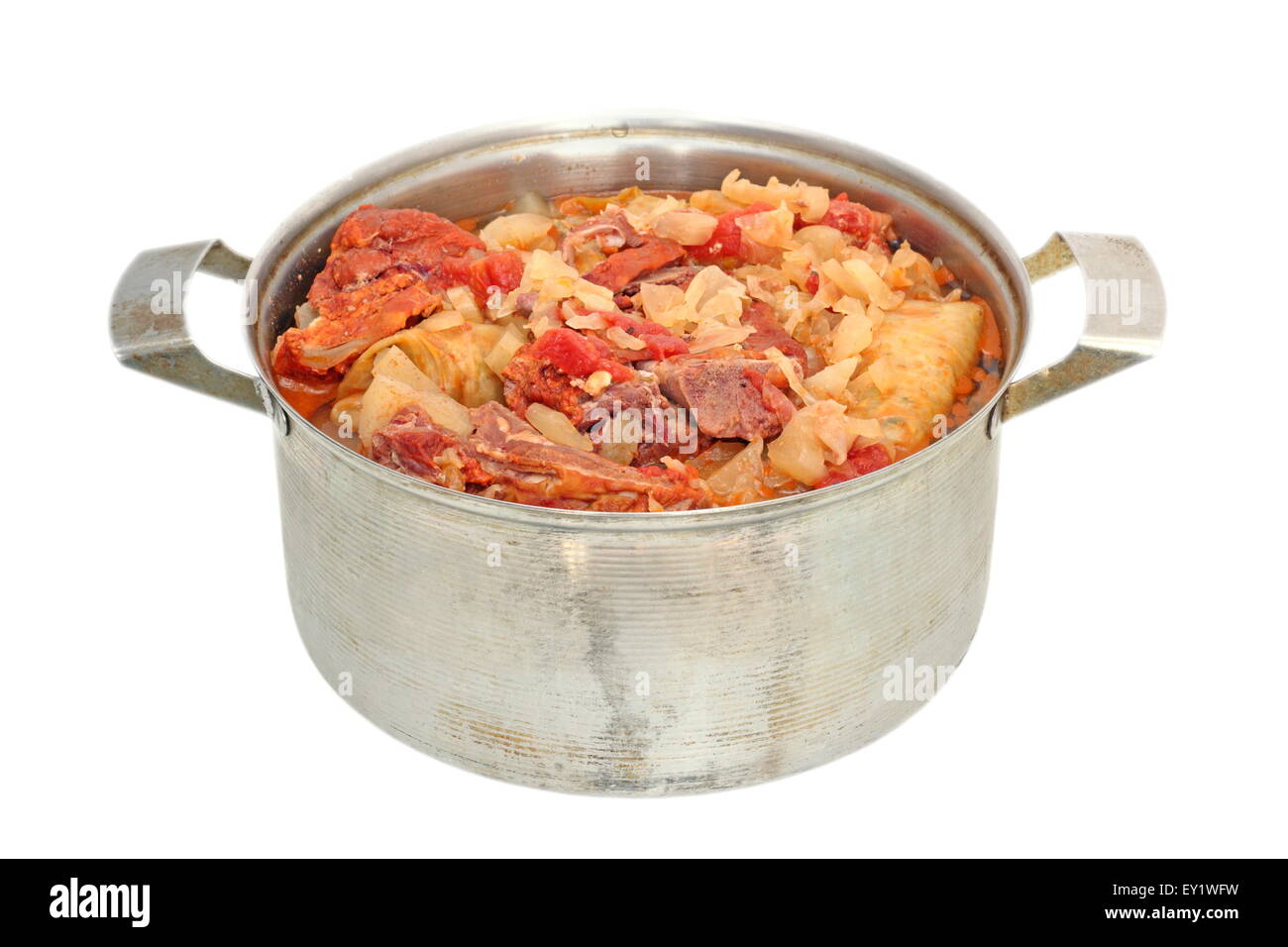 Comida tradicional de Pascua rumano - repollo relleno con arroz en una olla de metal viejo aislado sobre blanco Foto de stock