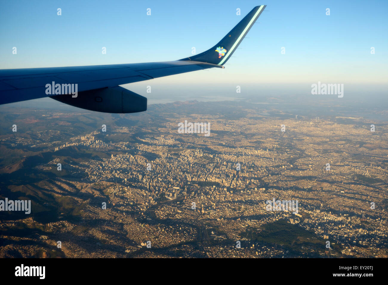 Vista aérea de ala de avión, vuelo en Belo Horizonte, Minas Gerais, Brasil Foto de stock