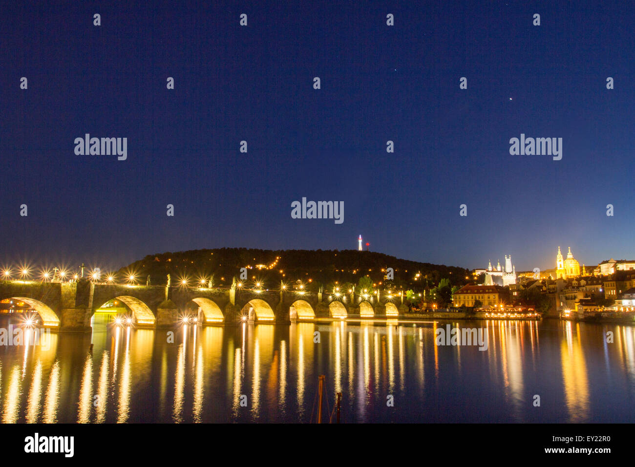 Por la noche, el Puente de Carlos de Praga, República Checa Foto de stock