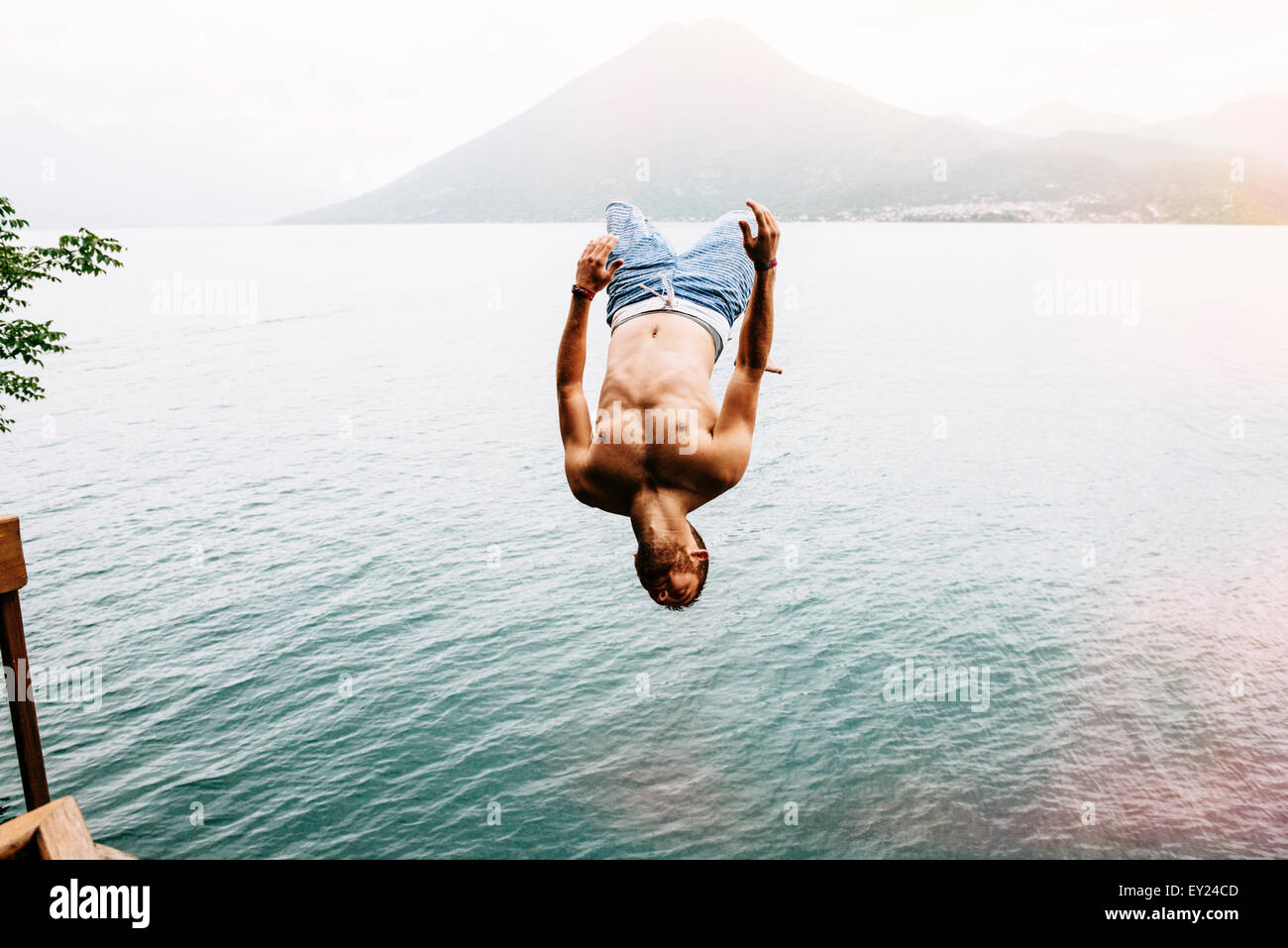 Salto de trampolín en San Marcos, Lago Atitlán, Guatemala Foto de stock