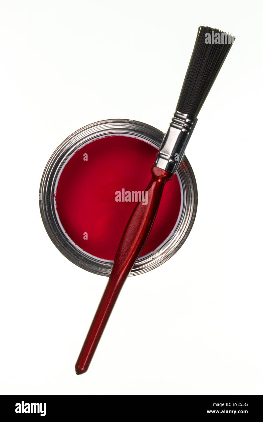 Lata de pintura de emulsión de color rojo y un pincel Foto de stock