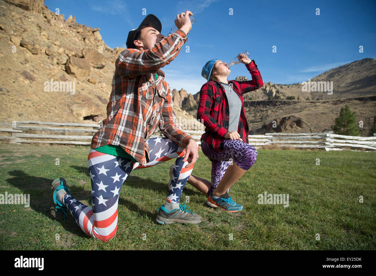 Amigos arrodillado y beber, Smith Rock State Park, Oregón, EE.UU. Foto de stock
