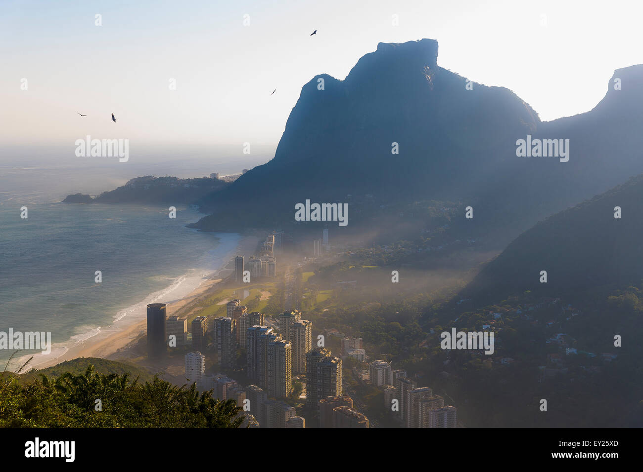 Vista lejana del Sao Conrado, en Río de Janeiro, Brasil Foto de stock