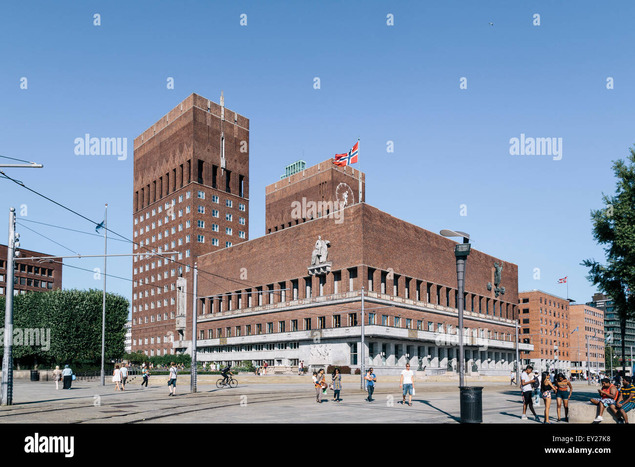 Ayuntamiento (Radhus), la plaza del ayuntamiento (Radhusplassen), Oslo, Noruega, Europa Foto de stock