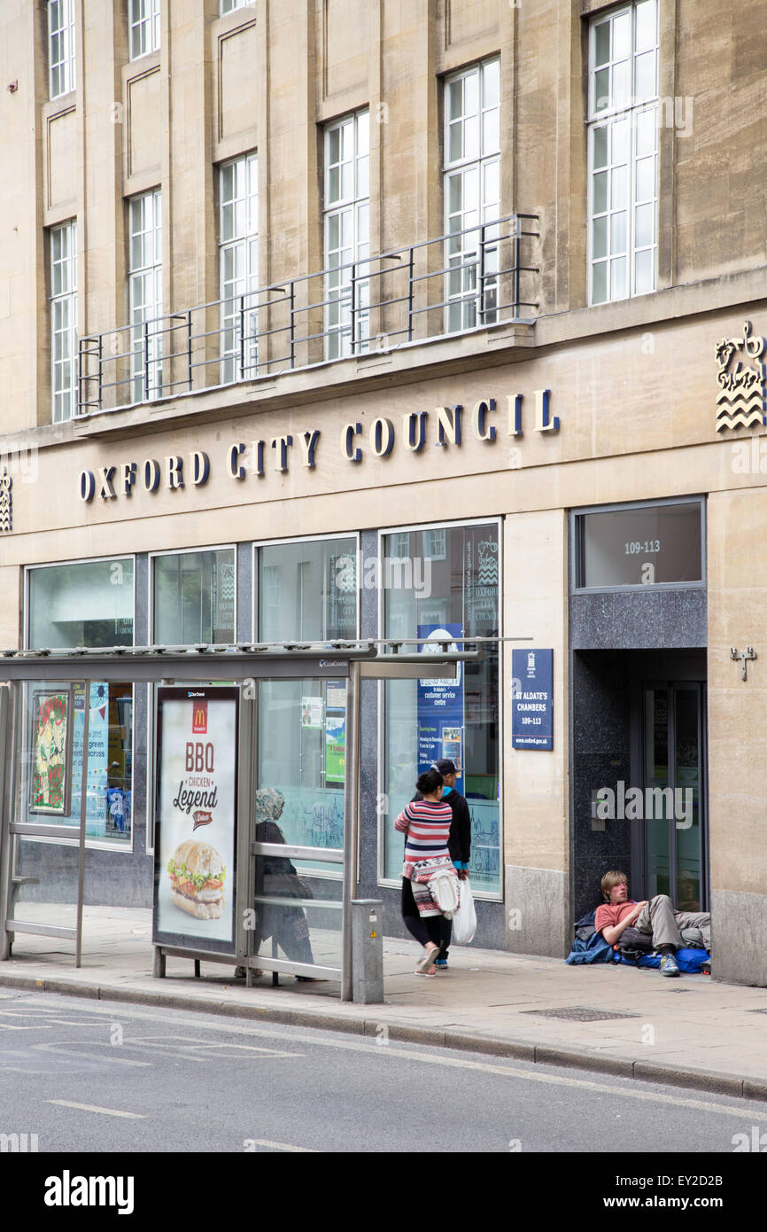 Ayuntamiento de Oxford edificio con un hombre sin hogar durmiendo en pasos de entrada, Oxford, Oxfordshire, Inglaterra, Reino Unido. Foto de stock