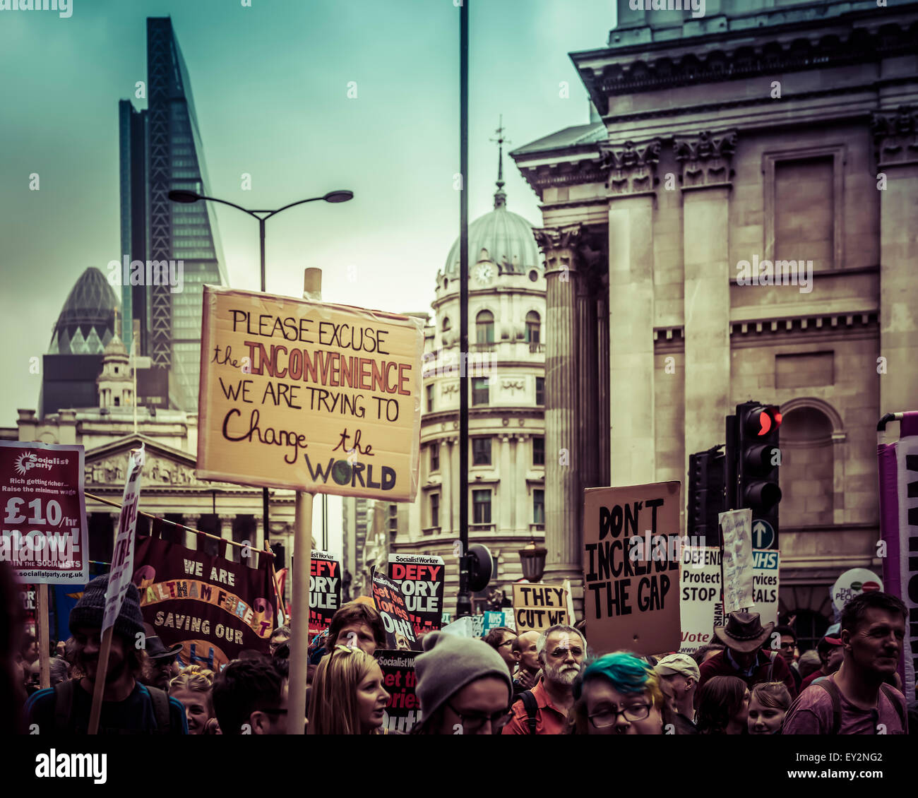 Anti-austeridad de marzo en la ciudad de Londres el 20 de junio de 2015 con los edificios de la ciudad histórica en el fondo Foto de stock