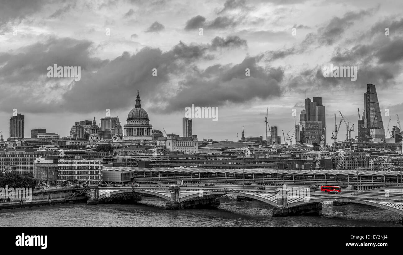 Horizonte de Londres en un día tempestuoso con los hitos históricos de la Catedral de San Pablo, el puente de Blackfriars y la ciudad de Londres. Foto de stock