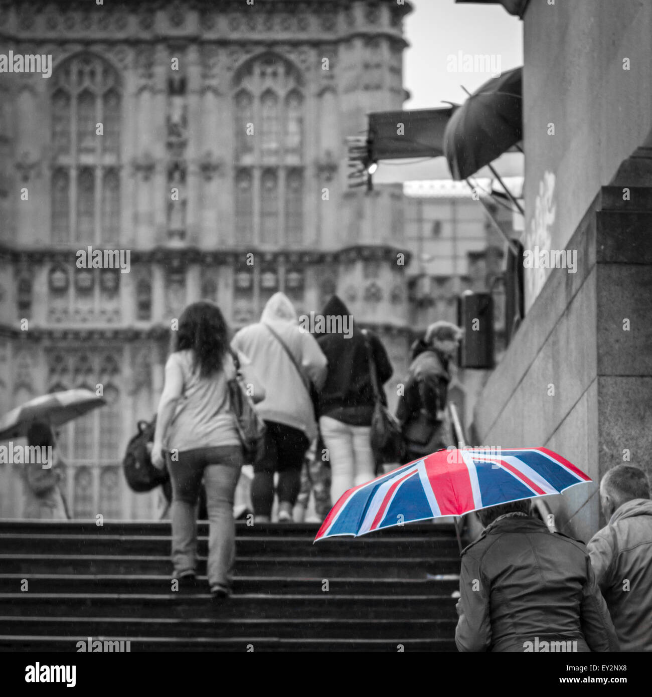 Una Union Jack paraguas en frente de las Casas del Parlamento en un día lluvioso en Londres Foto de stock