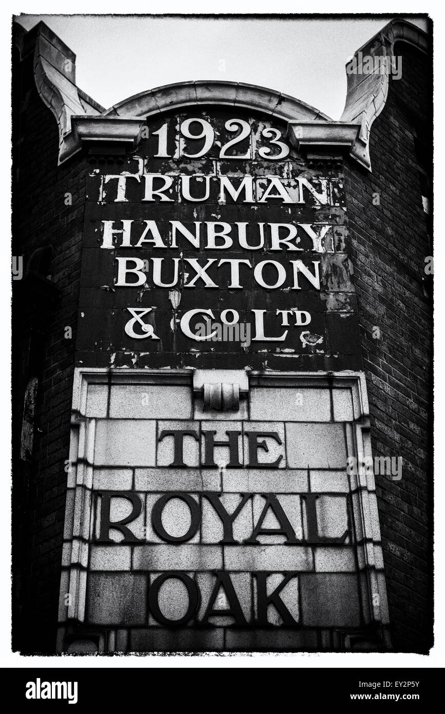 El nombre símbolo encima de la puerta del Royal Oak pub en East London integrado en la fachada de ladrillo tradicional Foto de stock