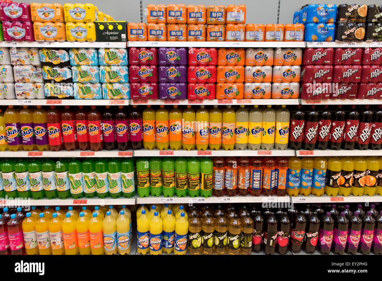 Las bebidas gaseosas azucaradas en un supermercado. Expertos de la salud afirman que deberíamos reducir nuestro consumo de azúcar diaria. Foto de stock