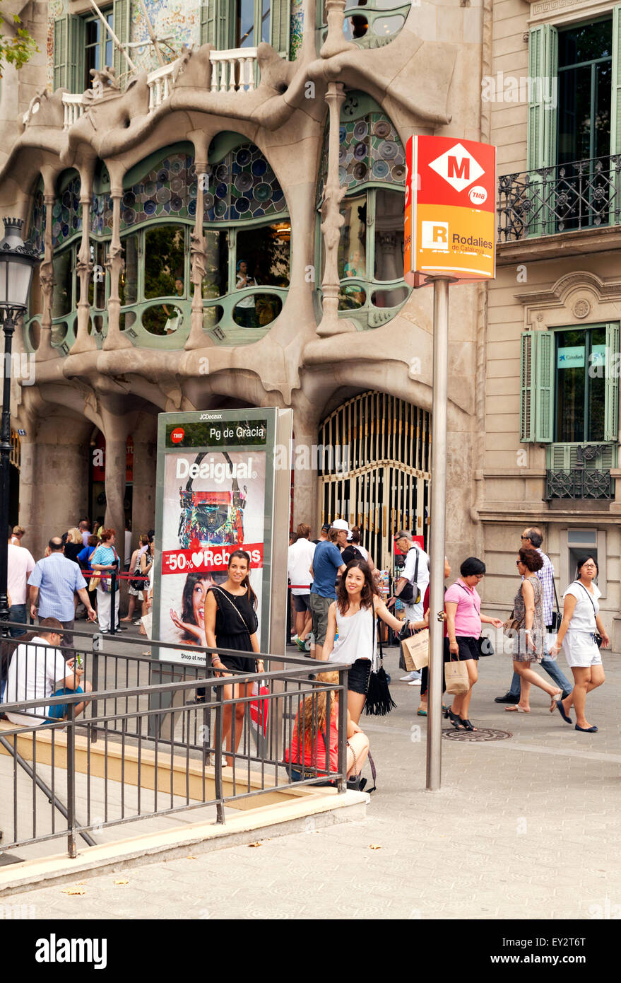 Las personas que esperan en la entrada de una estación de metro fuera de la Casa Batlló de Gaudí, Passeig de Gracia, Barcelona, España Europa Foto de stock