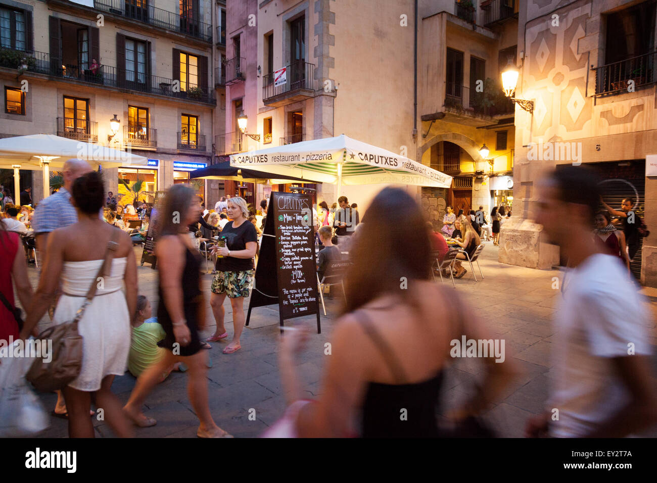Escena de una calle de Barcelona por la noche - bulliciosa y ajetreada con gente de cafés, restaurantes y de la vida; el barrio de La Ribera, Barcelona, España Foto de stock