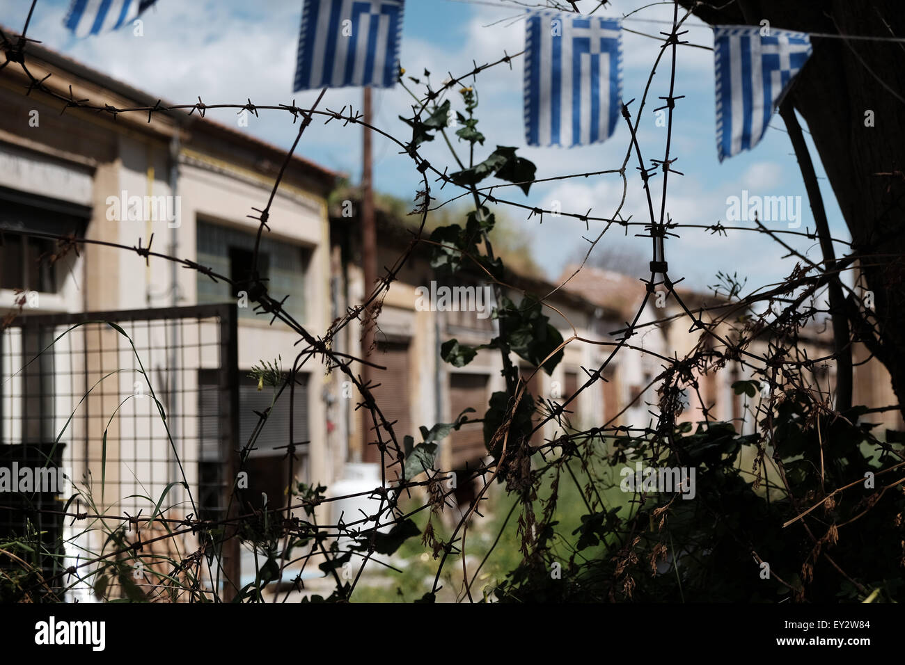 Alambre de púas en la tierra de nadie que separa las partes griegas y turcas de Nicosia, la capital de Chipre Foto de stock