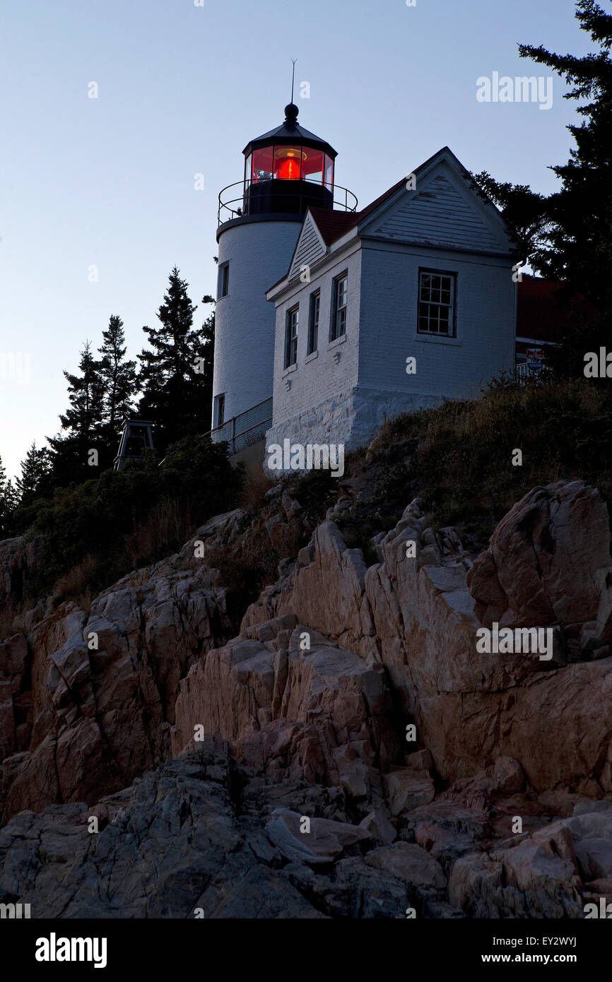 Bass Harbor Lighthouse de cabeza al atardecer, el Parque Nacional de Acadia, Maine, Estados Unidos de América Foto de stock