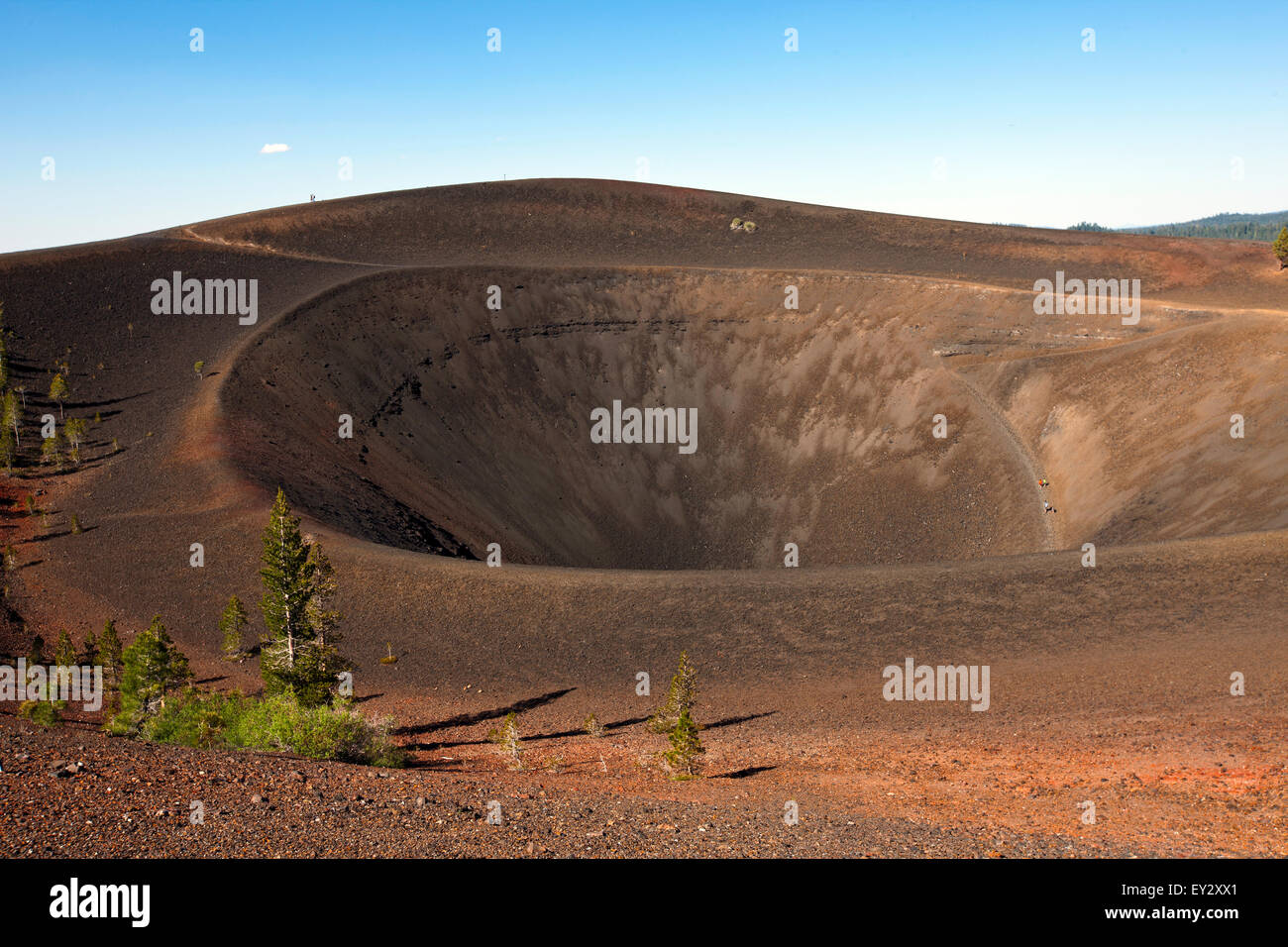 Cráter y RIM de cono de ceniza, Lassen Volcanic National Park, California, Estados Unidos de América Foto de stock