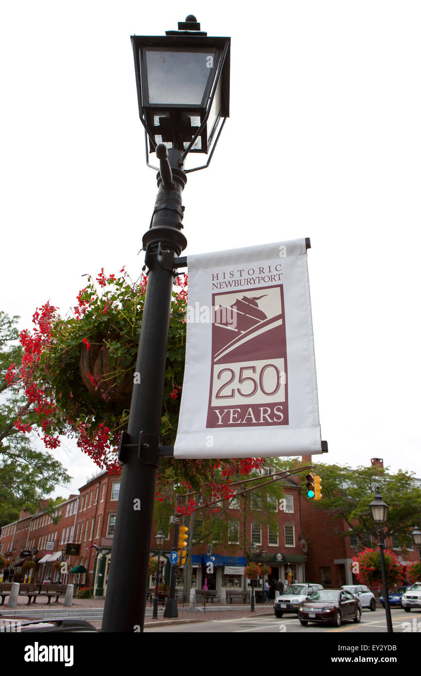 Lámpara de la calle con el signo conmemorando 250 años en Newburyport, Massachusetts, Estados Unidos de América Foto de stock