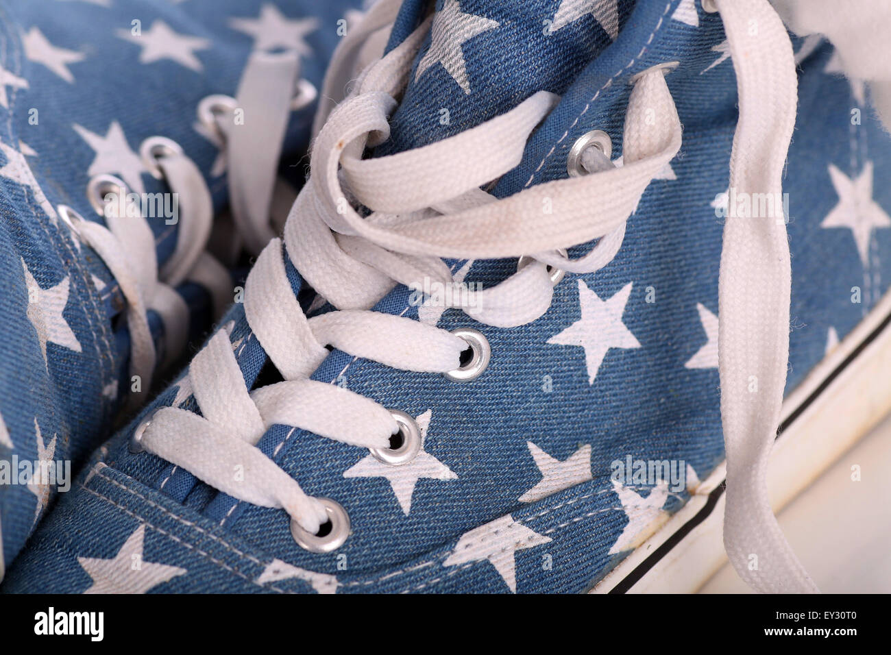 Fancy azul zapatos Converse falsos o instructores con estrellas en ellos  Fotografía de stock - Alamy