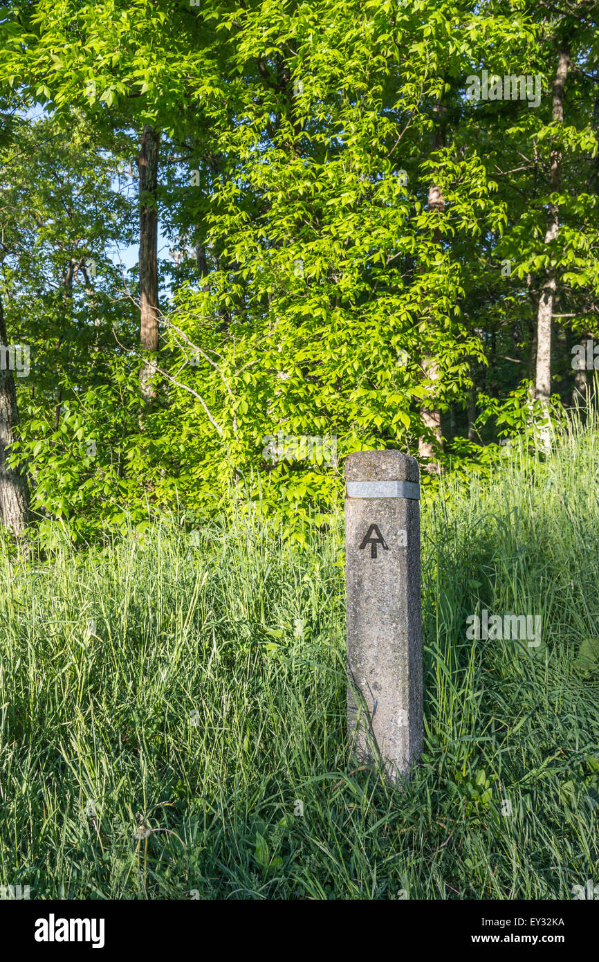 Una piedra puntos de marcador de excursionistas en el Appalachian Trail norte y sur cerca de Skyline Drive en el Parque Nacional Shenandoah Foto de stock