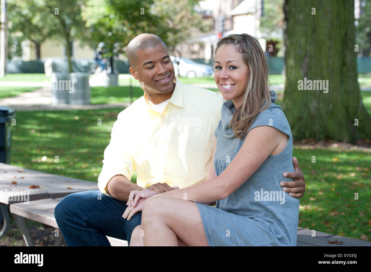 Feliz joven pareja interracial Foto de stock