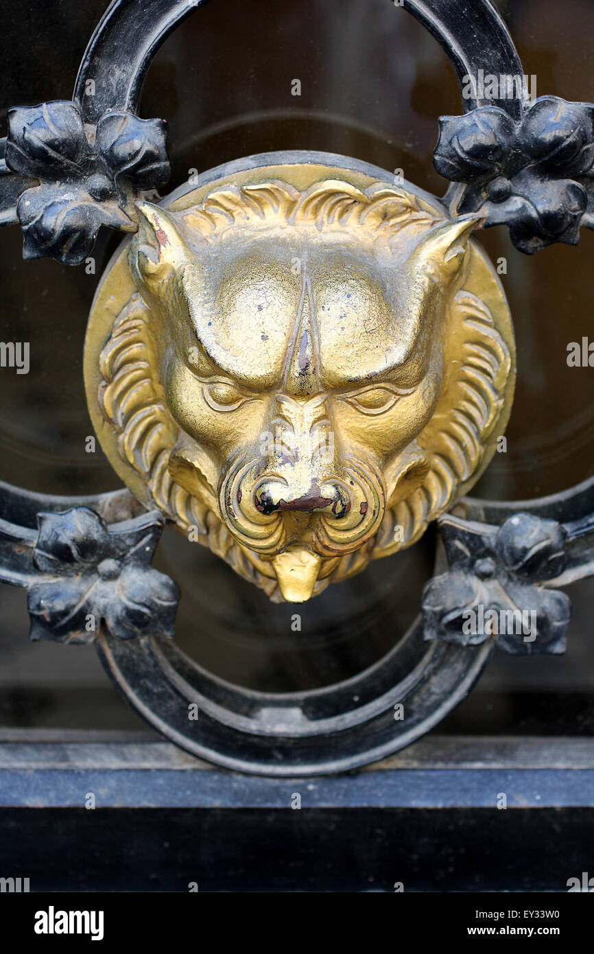 Oro Viejo bestia sobre la puerta medieval de Cracovia, Polonia. Foto de stock