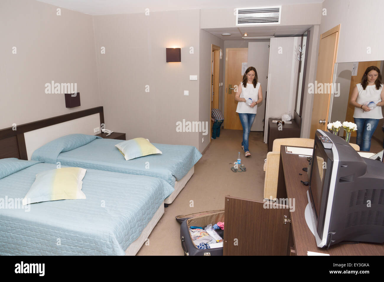 La habitación del hotel en el que reside el desempaquetado de la maleta llegó turista Foto de stock