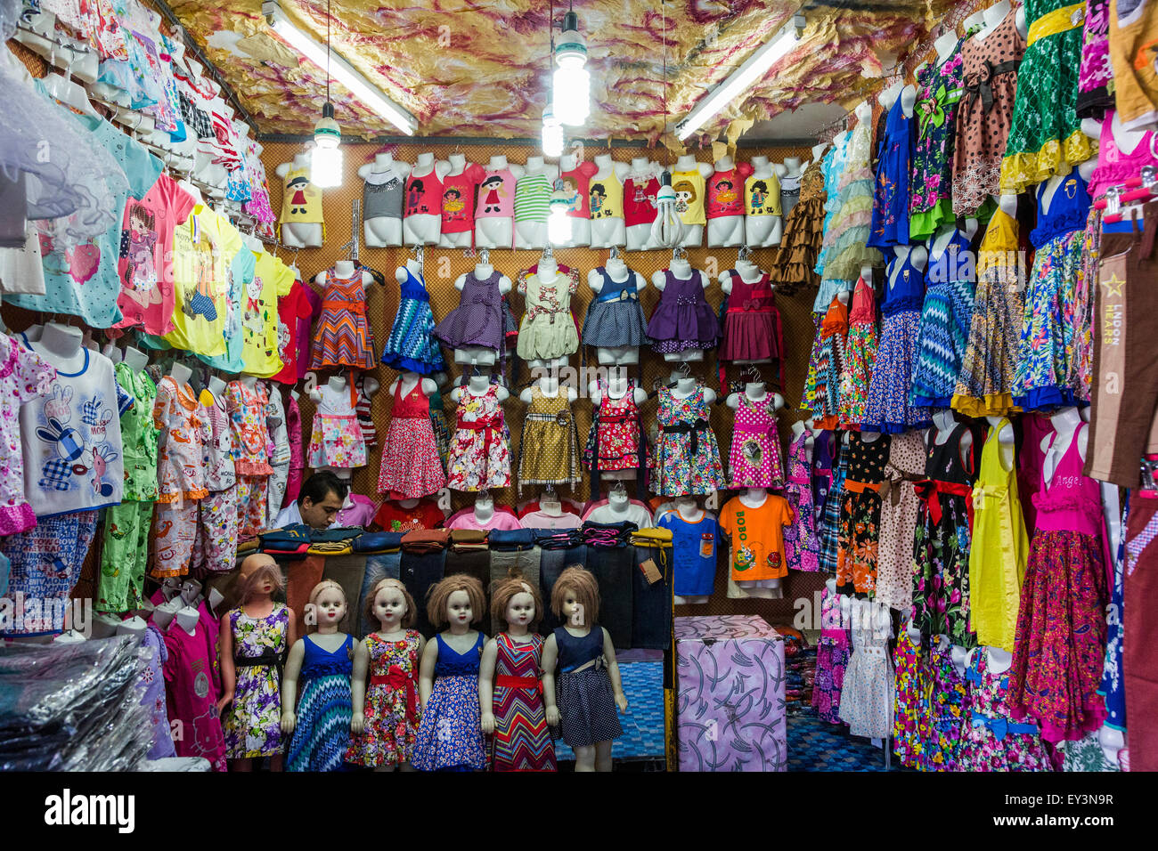 Tienda de ropa para niños, bazar, Zahedan, Irán Foto de stock