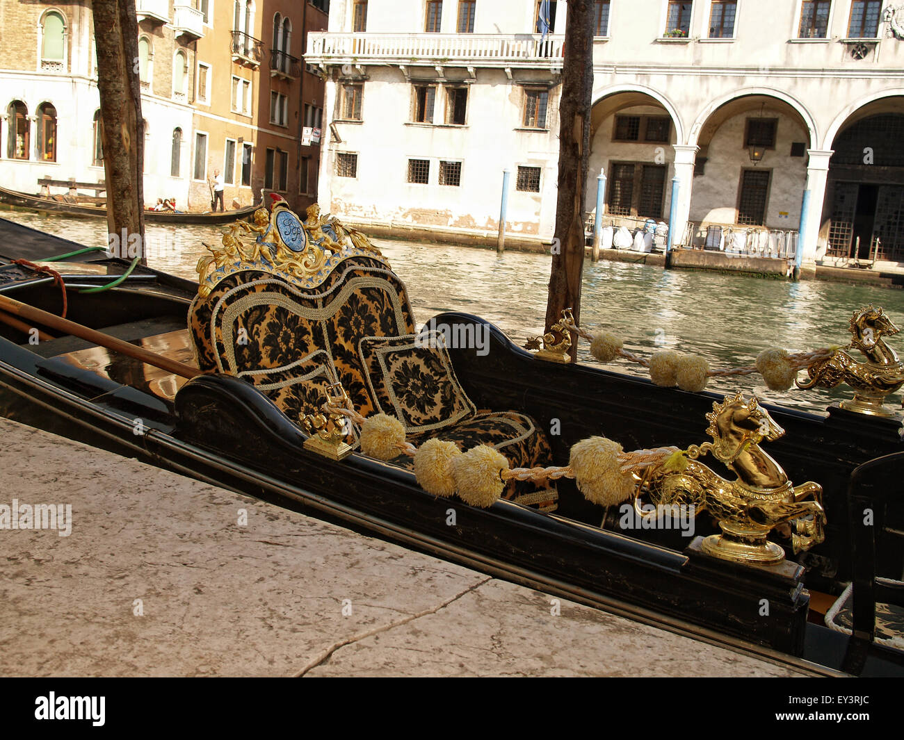 Vista de una góndola vacía amarrado en un canal en la ciudad de Venecia, con bonitas casas en el fondo. Venecia. Italia. Foto de stock
