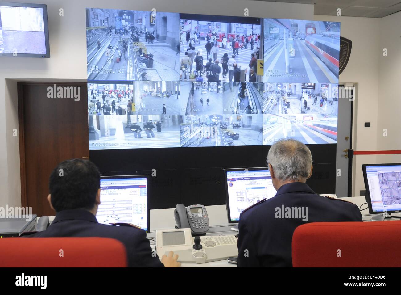 Milán, Italia, la policía de la sala de control para el sistema de vigilancia por vídeo en la Estación Central Foto de stock