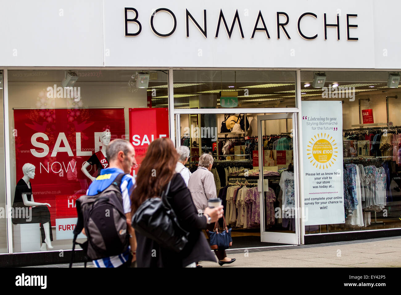 Dundee, Escocia, Reino Unido. 21 de julio de 2015. A mediados de verano  Ventas en Dundee.tienda de moda de mujer a lo largo de la publicidad  Murraygate Bonmarche rebajas de verano y