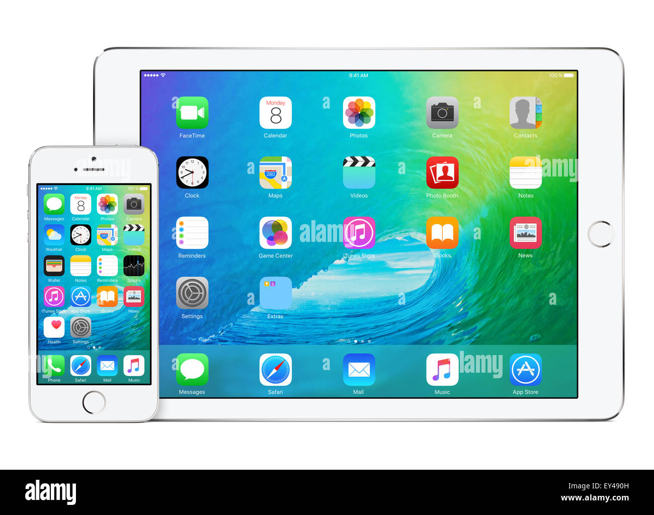 Vista frontal de blanco Apple iPad 2 con aire anunció el WWDC 2015 iOS 9 y el iPhone 5s Foto de stock