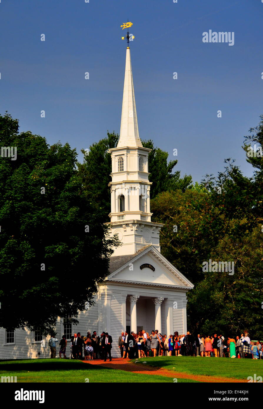 Sudbury, Massachusetts: los invitados a la boda se congregan delante del estilo colonial de Martha María Capilla * Foto de stock