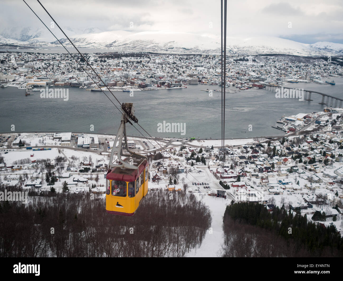 Tromso teleférico que sube la montaña con paisaje invernal en segundo plano  Fotografía de stock - Alamy