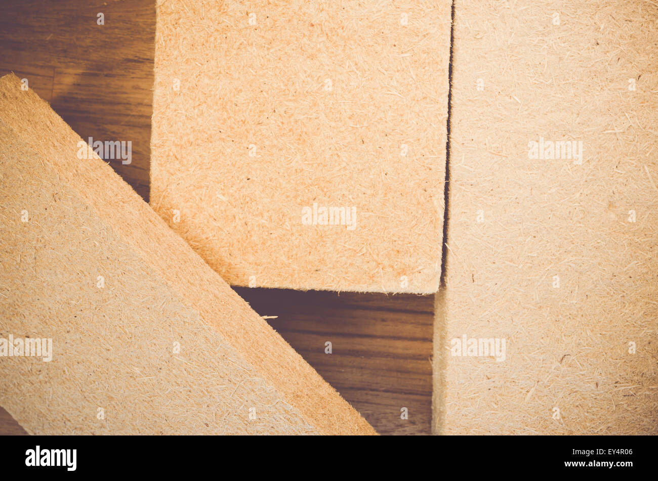 Aislantes térmicos comprimido de paneles de fibra de cáñamo vista cercana -  Fondo de madera natural Fotografía de stock - Alamy