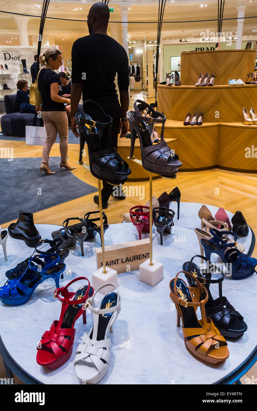 Paris, Francia, Exhibición, Accesorios para mujer Zapatos de diseño,  stilettos, Marcas de moda de lujo Zapatos para comprar en los grandes  almacenes franceses, Le Bon Marché, 'Saint Laurent' Fotografía de stock -
