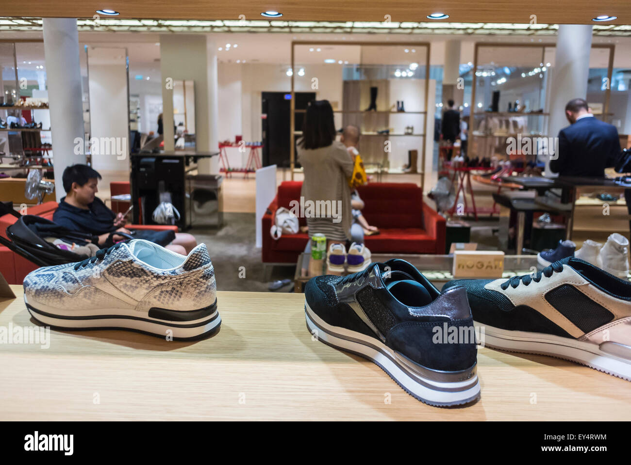 París, Francia, Detalle, Tienda interior de zapatos, Zapatos de compras de  marcas de moda de lujo, Grandes almacenes franceses, 'Le Bon Marché' au bon  marche, Zapatillas de diseñador Fotografía de stock -