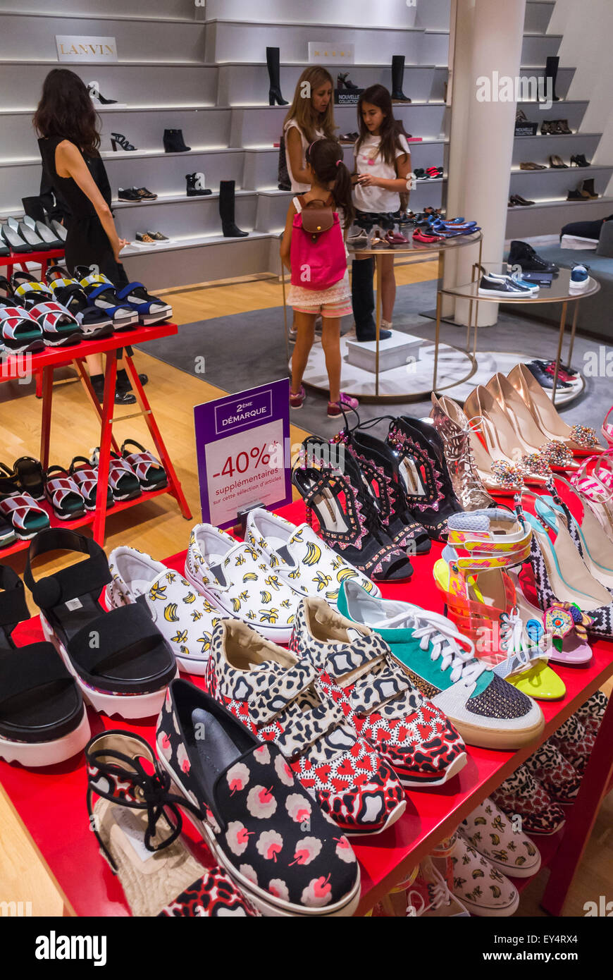 París, Francia, Ventas, Accesorios Mujer zapatos mostrar marcas de moda de  lujo, compras en tiendas por departamento francés, \