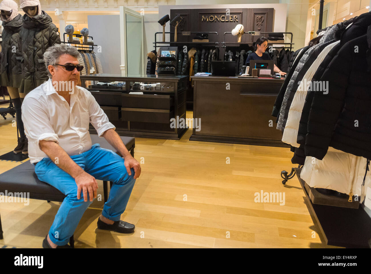 París, Francia, con marcas de moda de lujo de compras en tiendas por  departamento francés, Le Bon Marché", hombre sentado en 'Moncler' Store  Fotografía de stock - Alamy