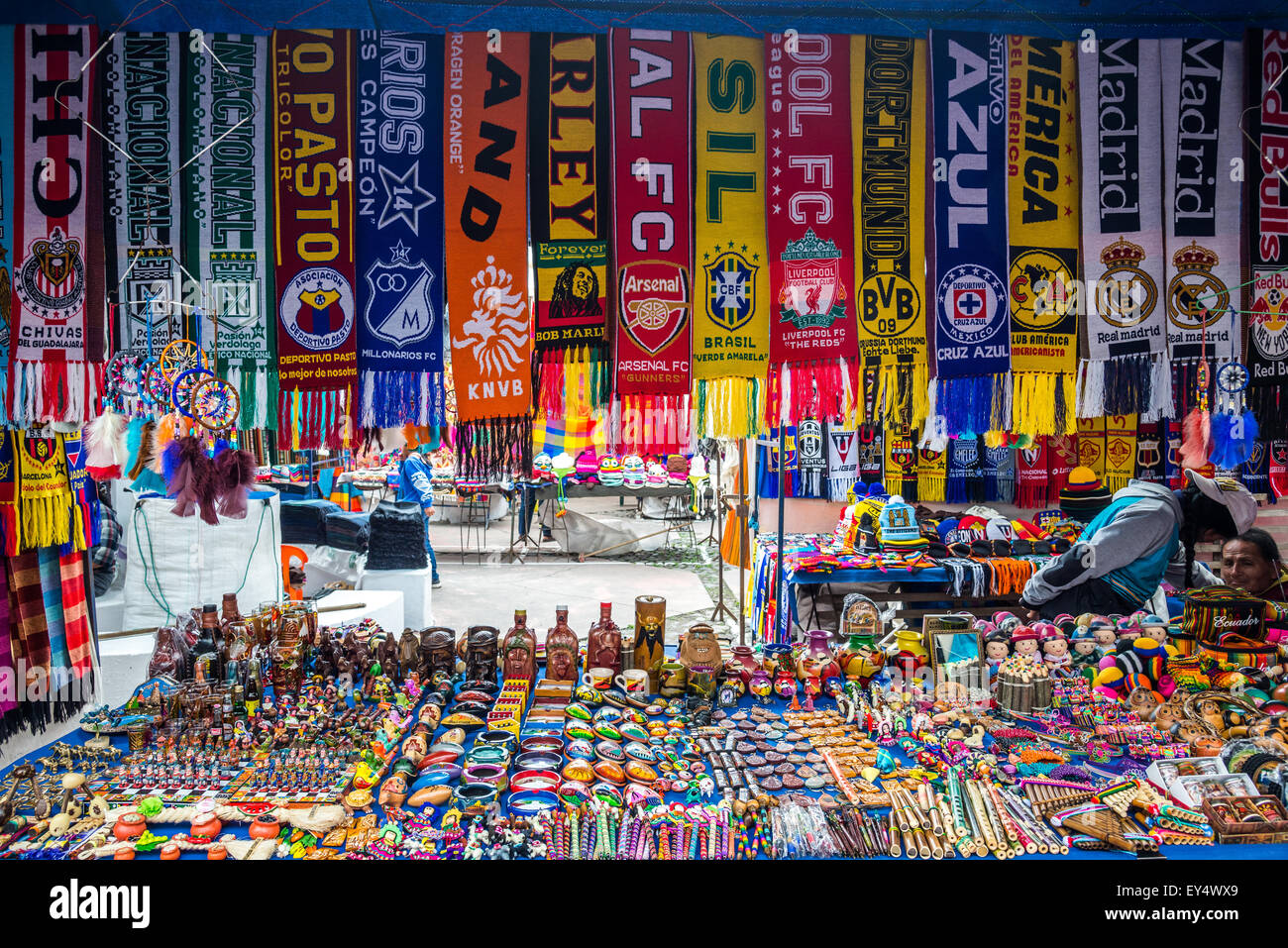 Coloridos carteles de famosos equipos de fútbol a la venta en un stand. Foto de stock