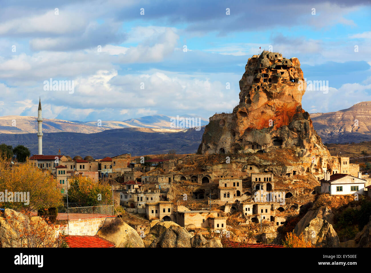 Castillo Ortahisar y formaciones rocosas en Capadocia Foto de stock