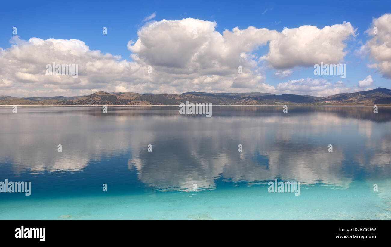 El lago Salda situado en el suroeste de Anatolia.es conocido como el lago más profundo de Turquía.y es muy atractivo para los turistas. Foto de stock