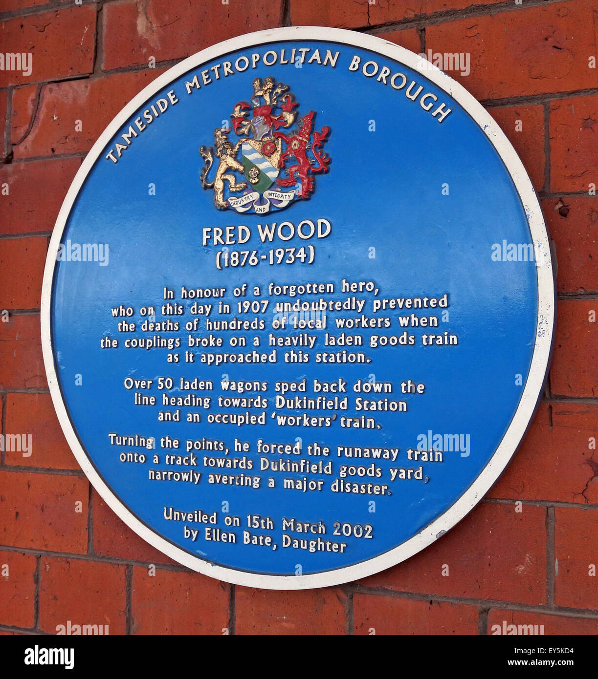 Fred Wood Tameside placa azul,Stalybridge railway station, Lancashire, Inglaterra, Reino Unido. Foto de stock