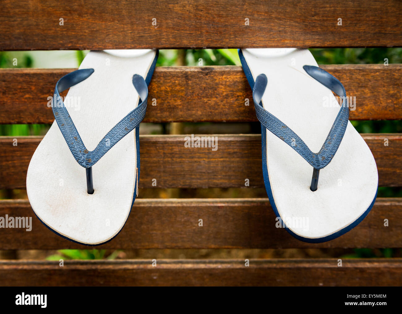 Chanclas o sandalias colgado de pared de madera en un complejo de playa Fotografía de stock - Alamy