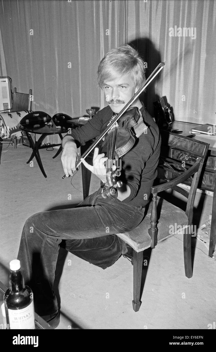 Der deutsche Schauspieler Werner Schulenberg spielt Geige, Deutschland  1970er Jahre. El actor alemán Werner Schulenberg tocando el violín,  Alemania 1970. 24x36Neg661 Fotografía de stock - Alamy