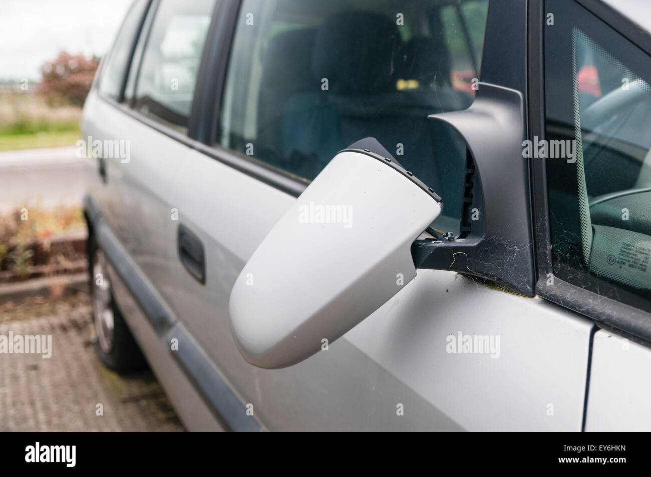 Retrovisor roto en un coche Fotografía de stock - Alamy
