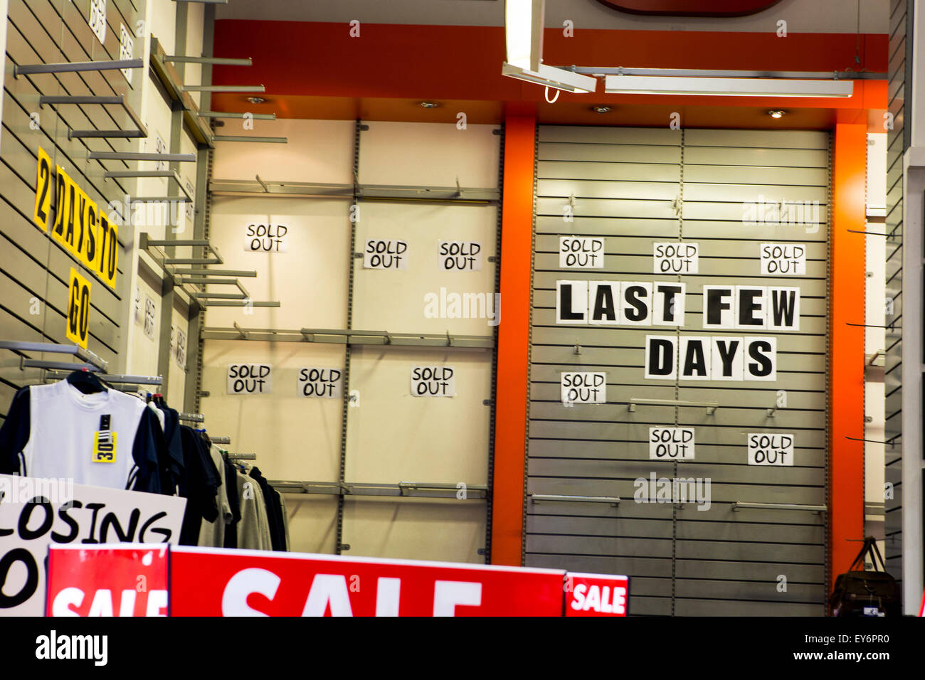 Cierre de la venta en la tienda de ropa deportiva Fotografía de stock -  Alamy