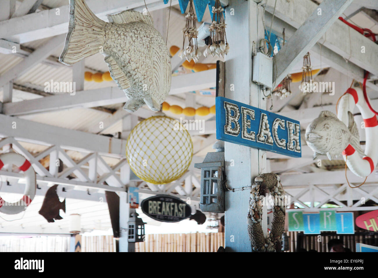 Playa de carteles temáticos y decoración decorar este restaurante a orillas del mar para viajeros y surfistas en Sabang Beach en la empacadora, Filipinas. Foto de stock