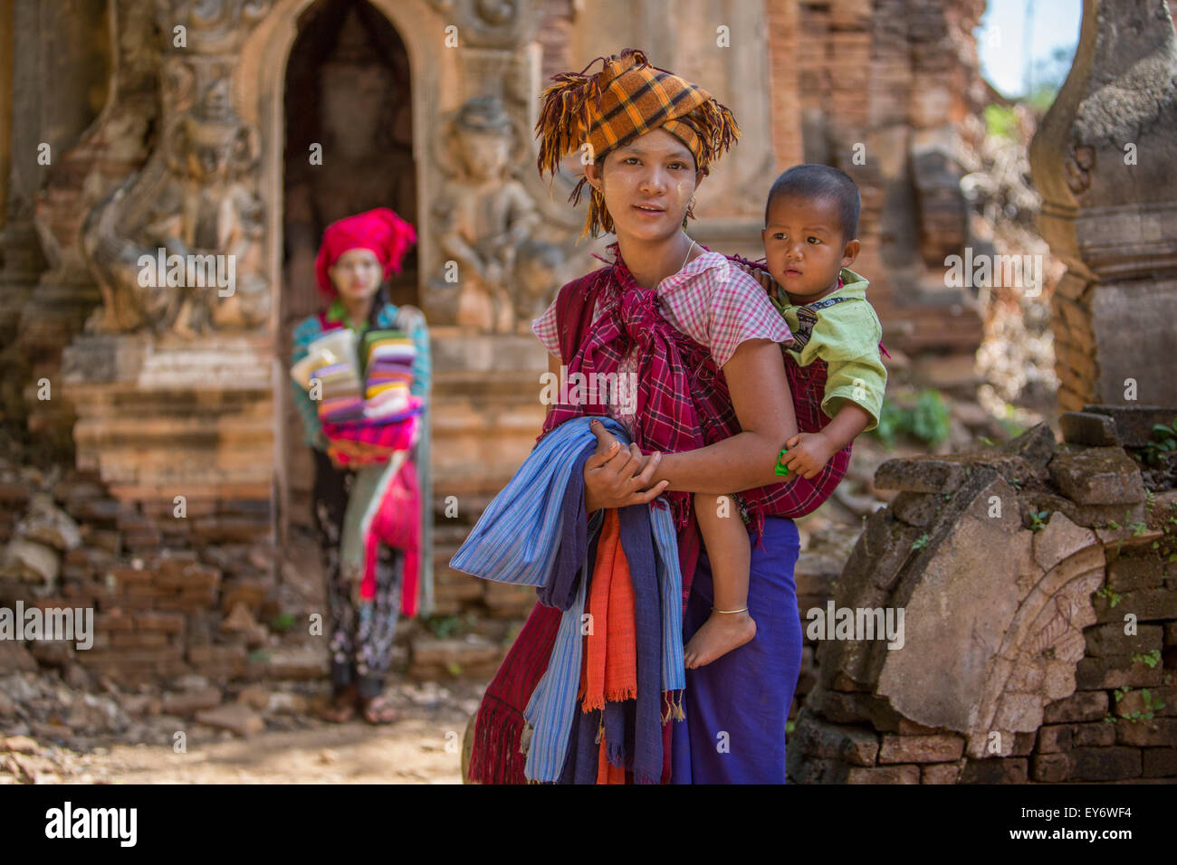 Mujeres birmanas vendiendo bufandas tejidas a mano en el Inn Thein monasterios en ruinas, Myanmar Foto de stock