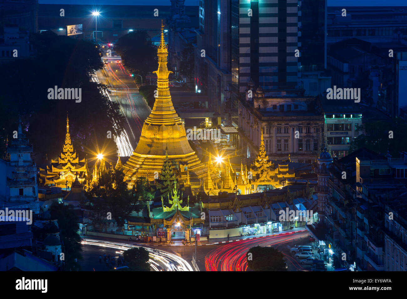 La pagoda de Sule, en la noche de Sakura Tower Sky Bar, Yangon, Myanmar Foto de stock