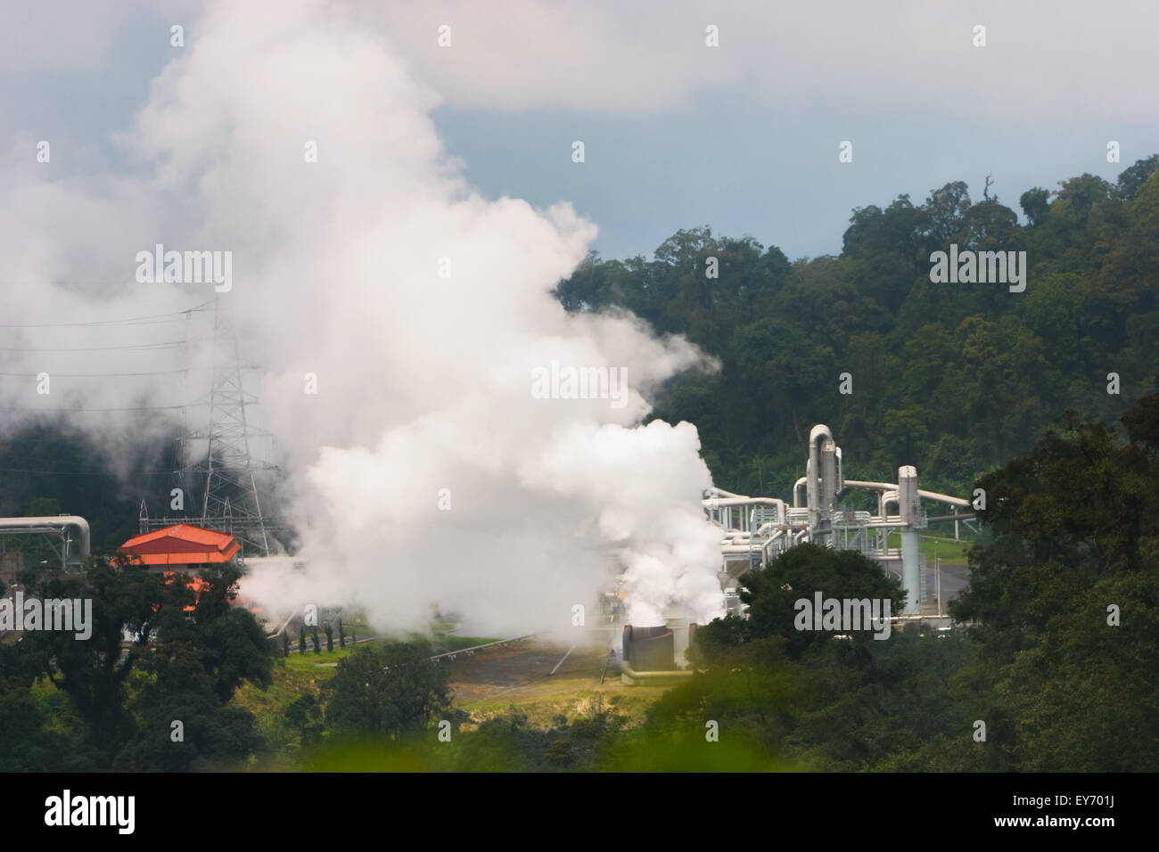 Planta de energía geotérmica en Mount Salak, West Java, Indonesia. Foto de stock