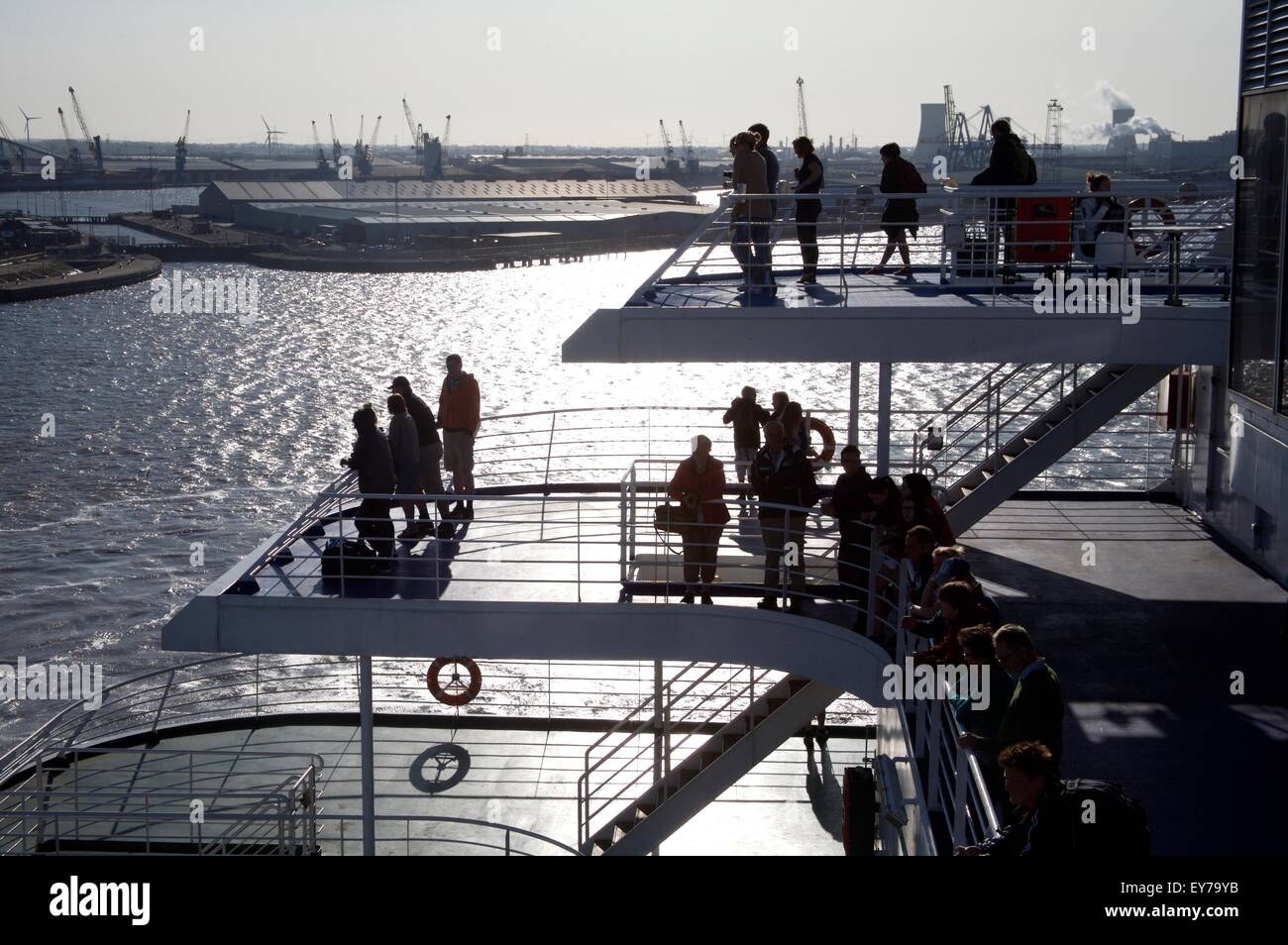 Los pasajeros en el Pride of Hull P&O llegar en ferry desde Rotterdam Hull Foto de stock
